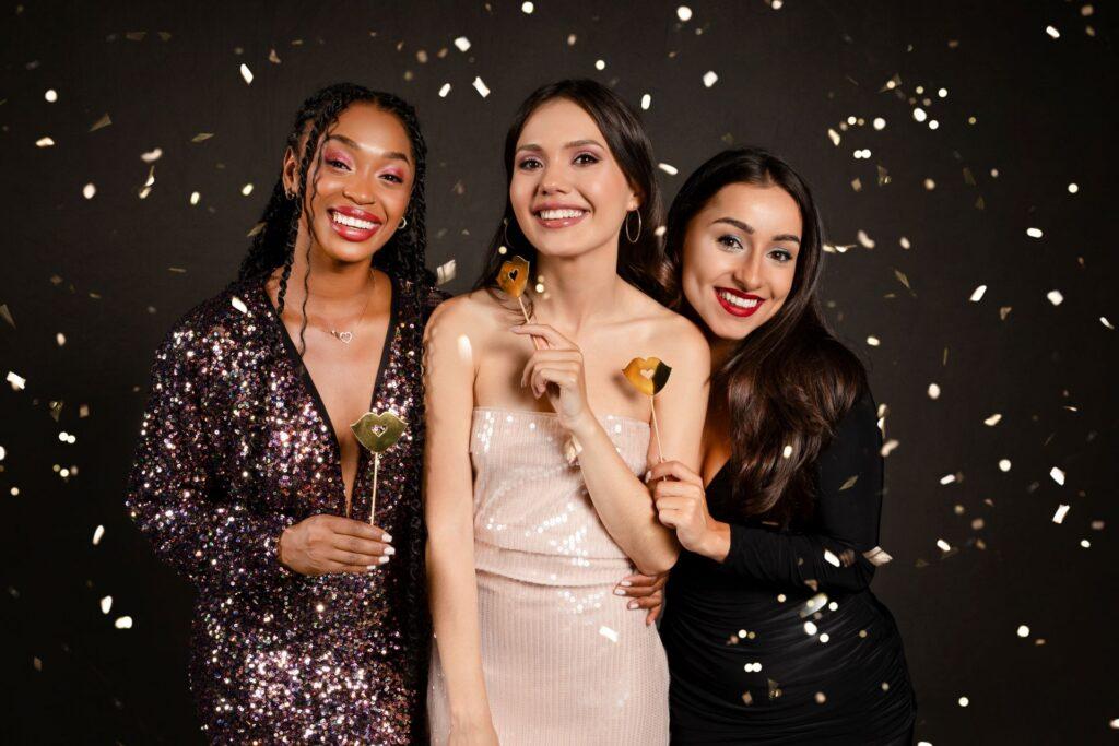 Ein Partyfoto mit drei Frauen