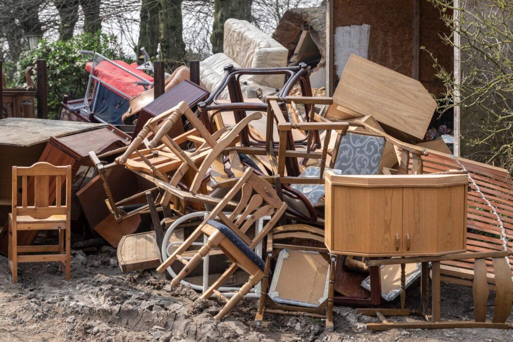 Stapel von alten Möbeln und Gegenständen im Freien, bereit für die Entsorgung während einer Wohnungsauflösung in Berlin, symbolisieren den Prozess Haushalt auflösen Berlin