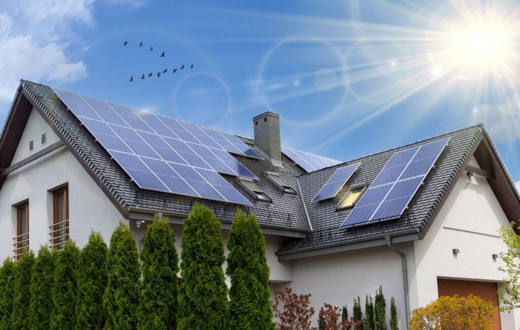 Ein modernes Haus mit Solarmodulen auf dem Dach, das die Vorteile der Nutzung von Photovoltaikanlagen in Karlsruhe zur nachhaltigen und effizienten Energiegewinnung zeigt.