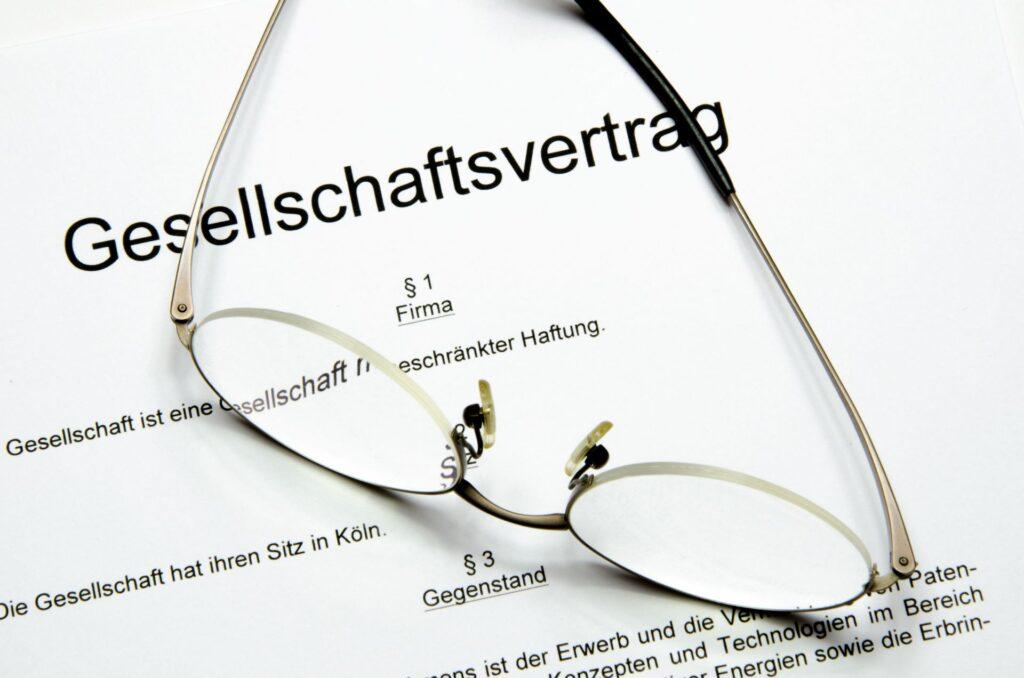 Gesellschaftsvertrag mit Brille