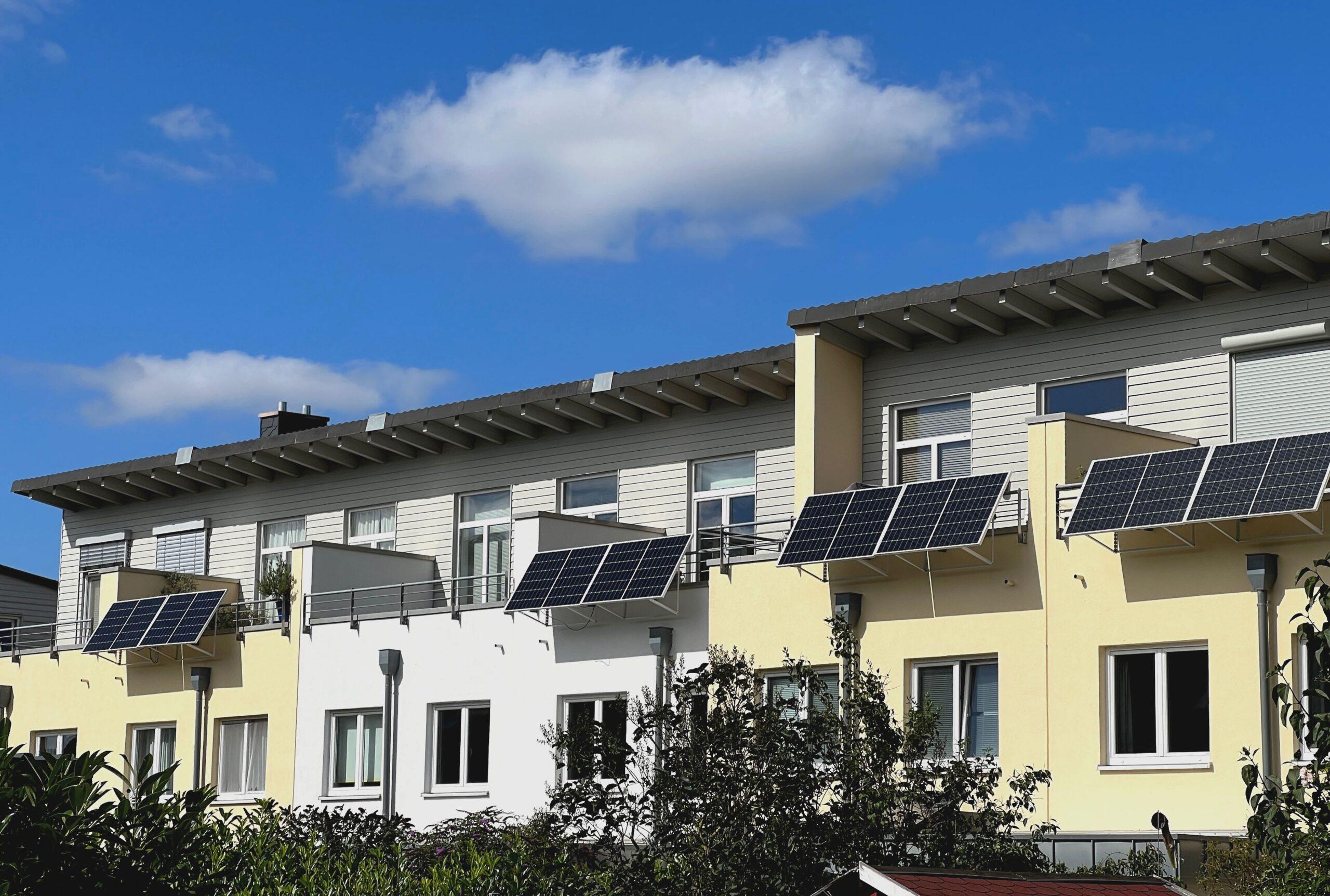 Wohnungen, wo Photovoltaik Anlagen an dem Balkon hängen 