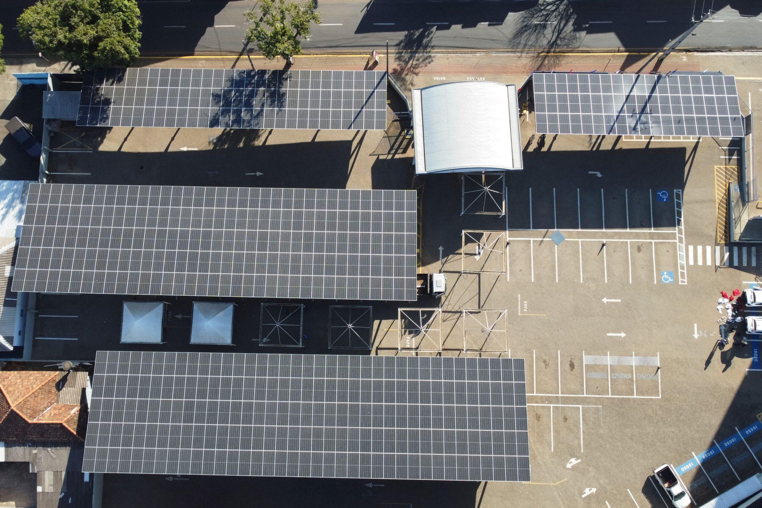 Ein Parkplatz ist mit Photovoltaik ausgestattet 