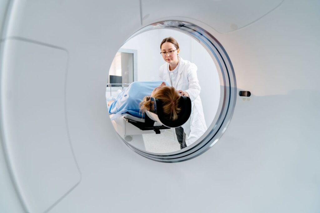 Eine Ärztin begleitet eine Patientin bei einer MRT-Untersuchung in der Radiologie Dortmund.