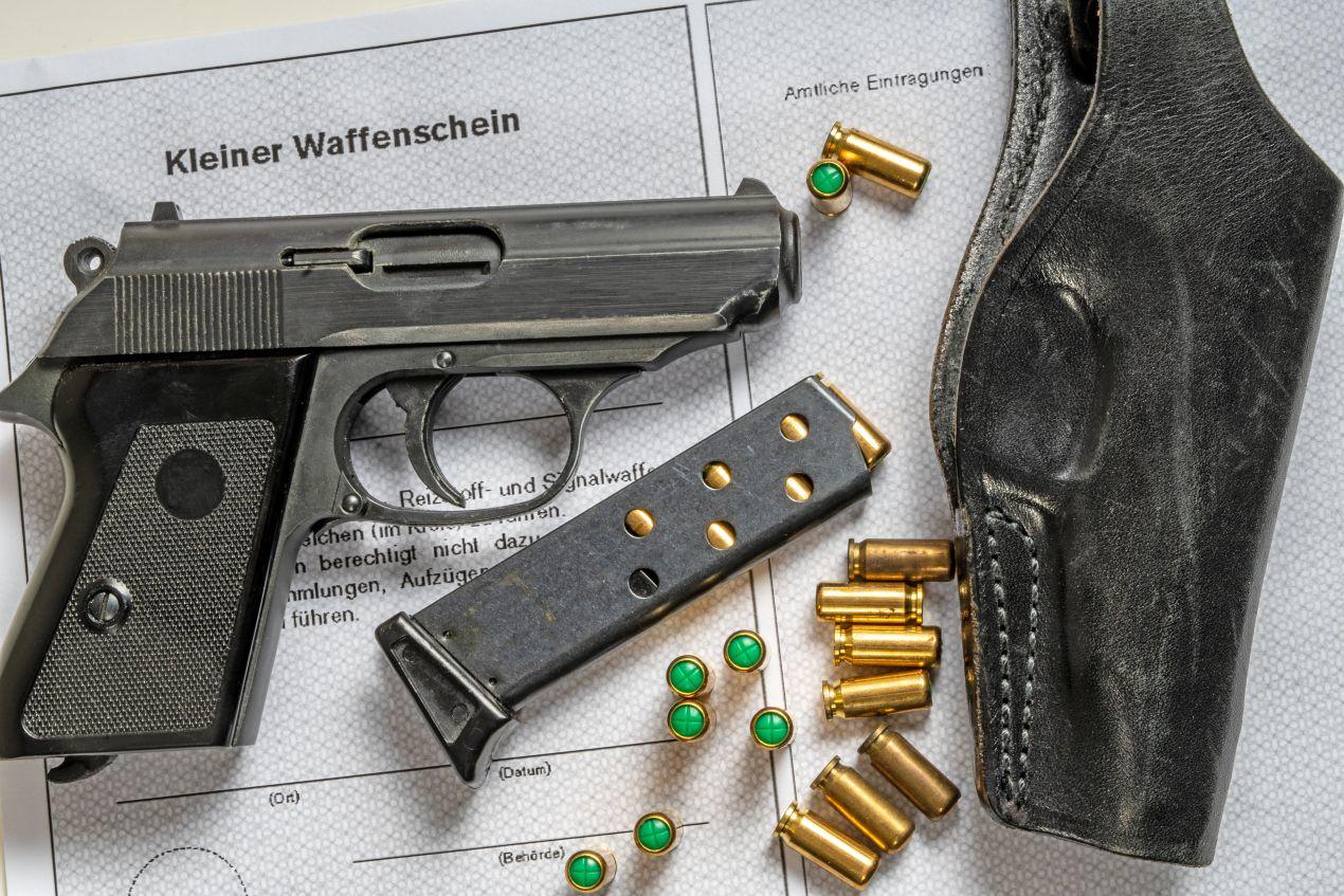 Schreckschusspistole Berlin mit Munition und kleinem Waffenschein als legales Mittel zur Selbstverteidigung