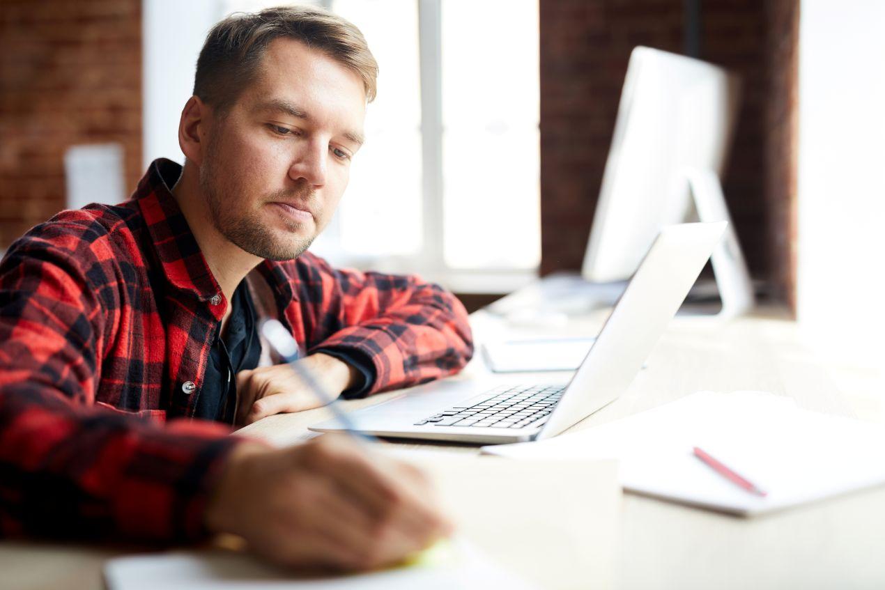 Student schreibt Notizen zur Doktorarbeit – Symbolbild für akademische Unterstützung und Motivation beim Doktorarbeit schreiben lassen