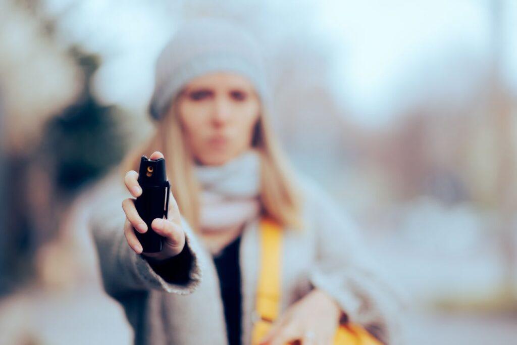 Frau richtet Pfefferspray nach vorn – effektive Alternative zur Schreckschusspistole Berlin im Ernstfall