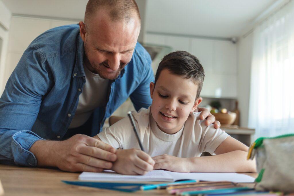 Vater unterstützt Kind beim Lernen | Kosten Privatschule Berlin