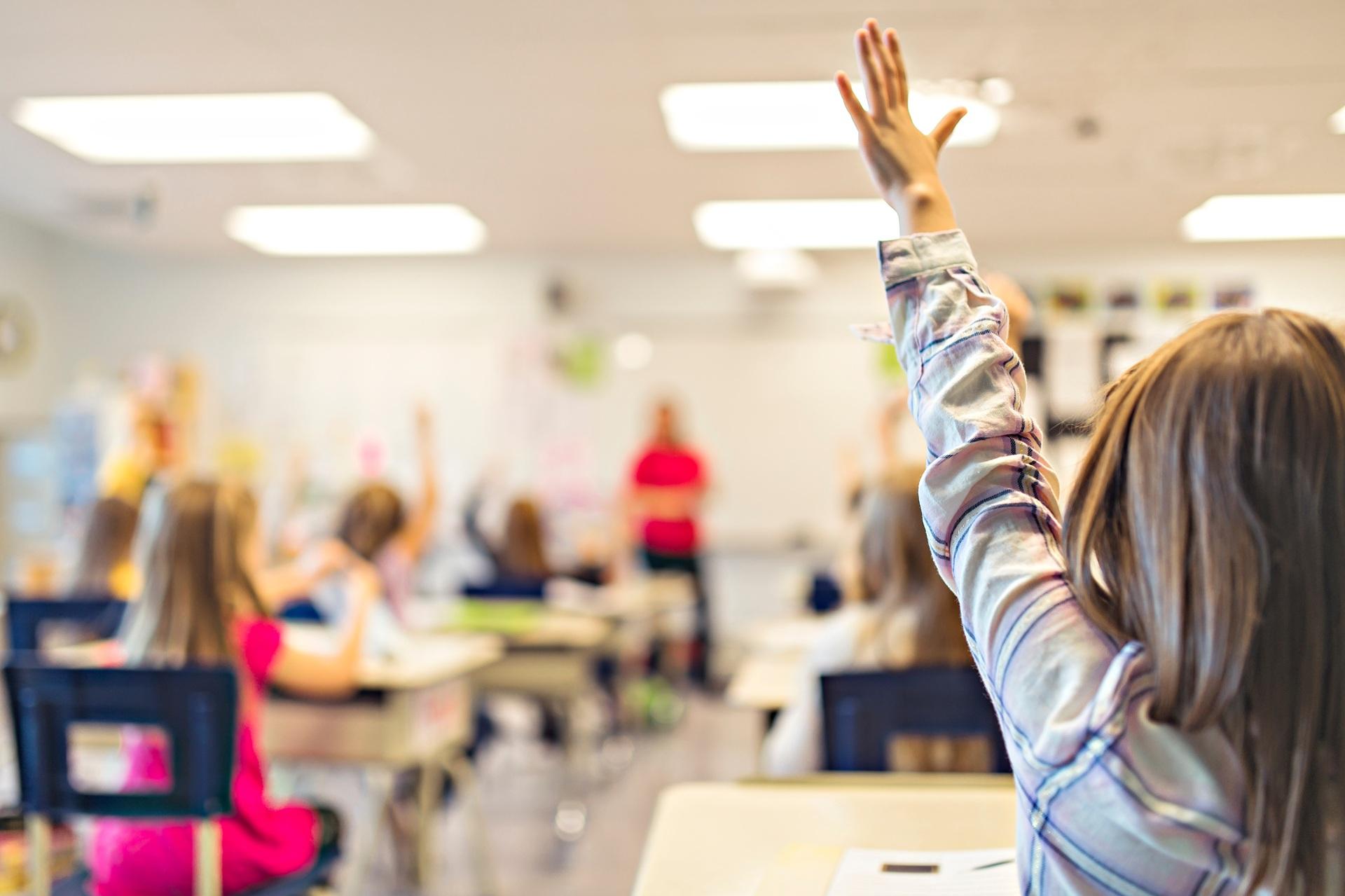 Schulkind meldet sich im Unterricht | Kosten Privatschule Berlin