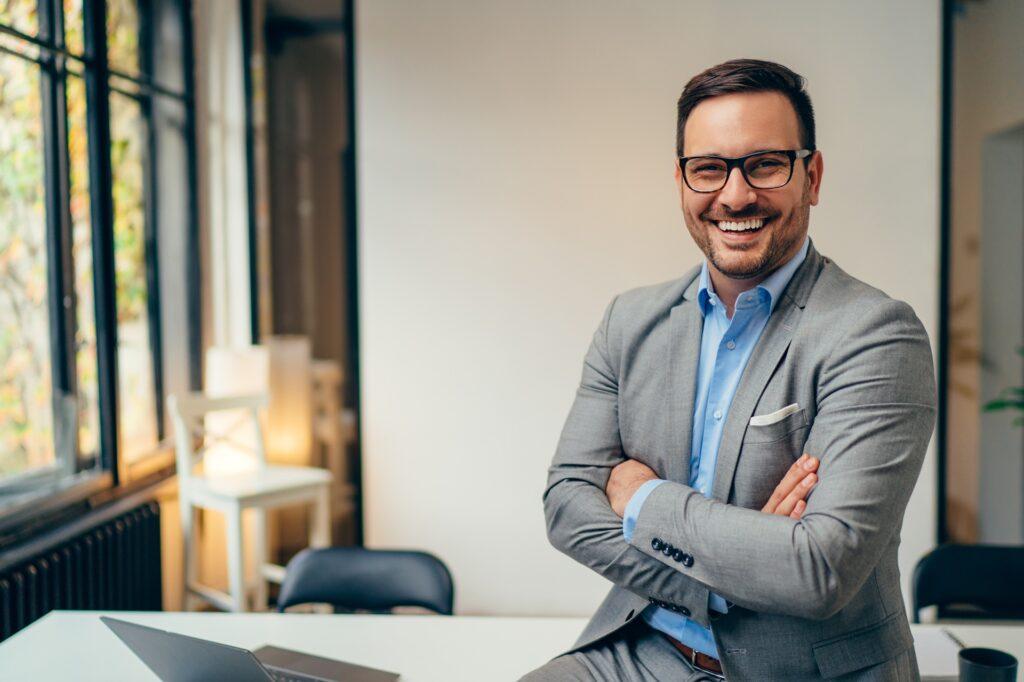 Geschäftsmann lächelt im modernen Büro | Propolis