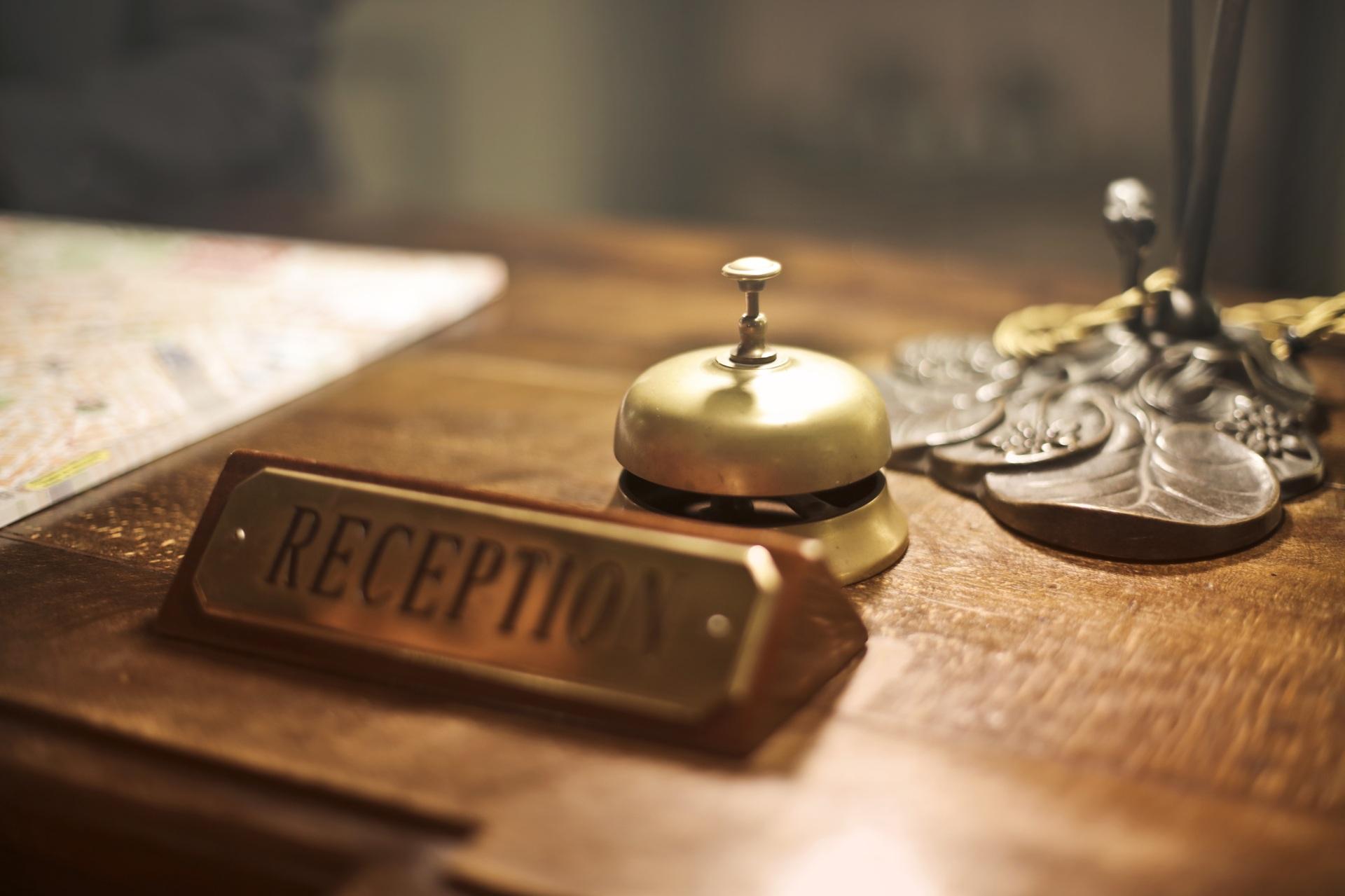 Empfangstheke mit Glocke und Schild | Kleinarl Pension

