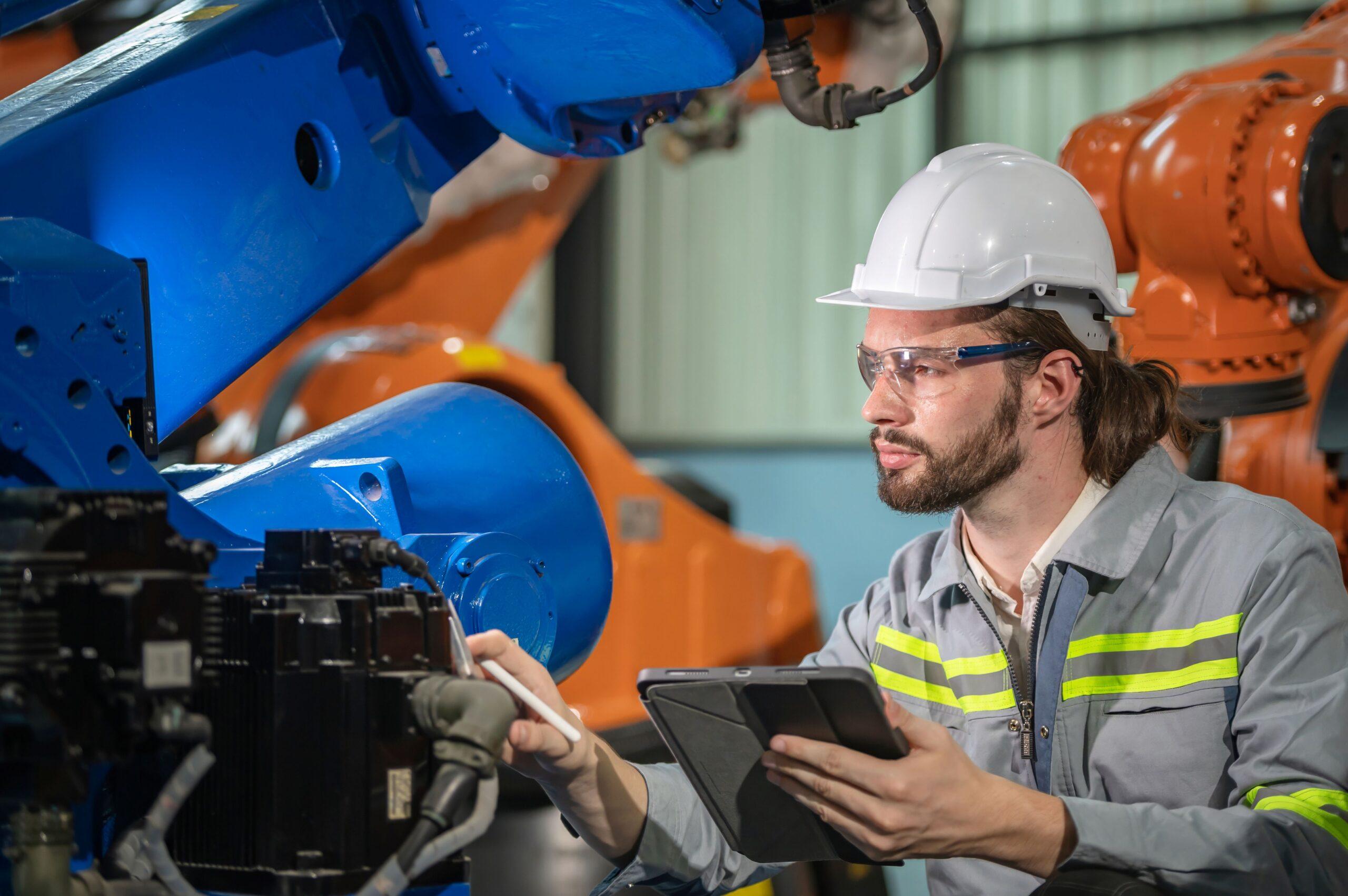 Ingenieur bewertet Industrieanlage mit Tablet