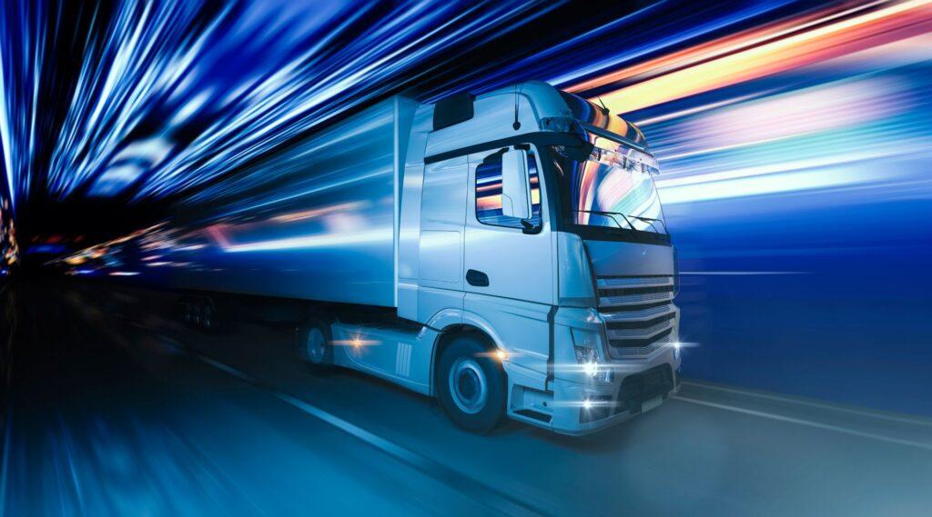 Moderner Lkw in Bewegung mit digitalen Lichtspuren als Symbol fuer Geschwindigkeit und Digitalisierung im Transport