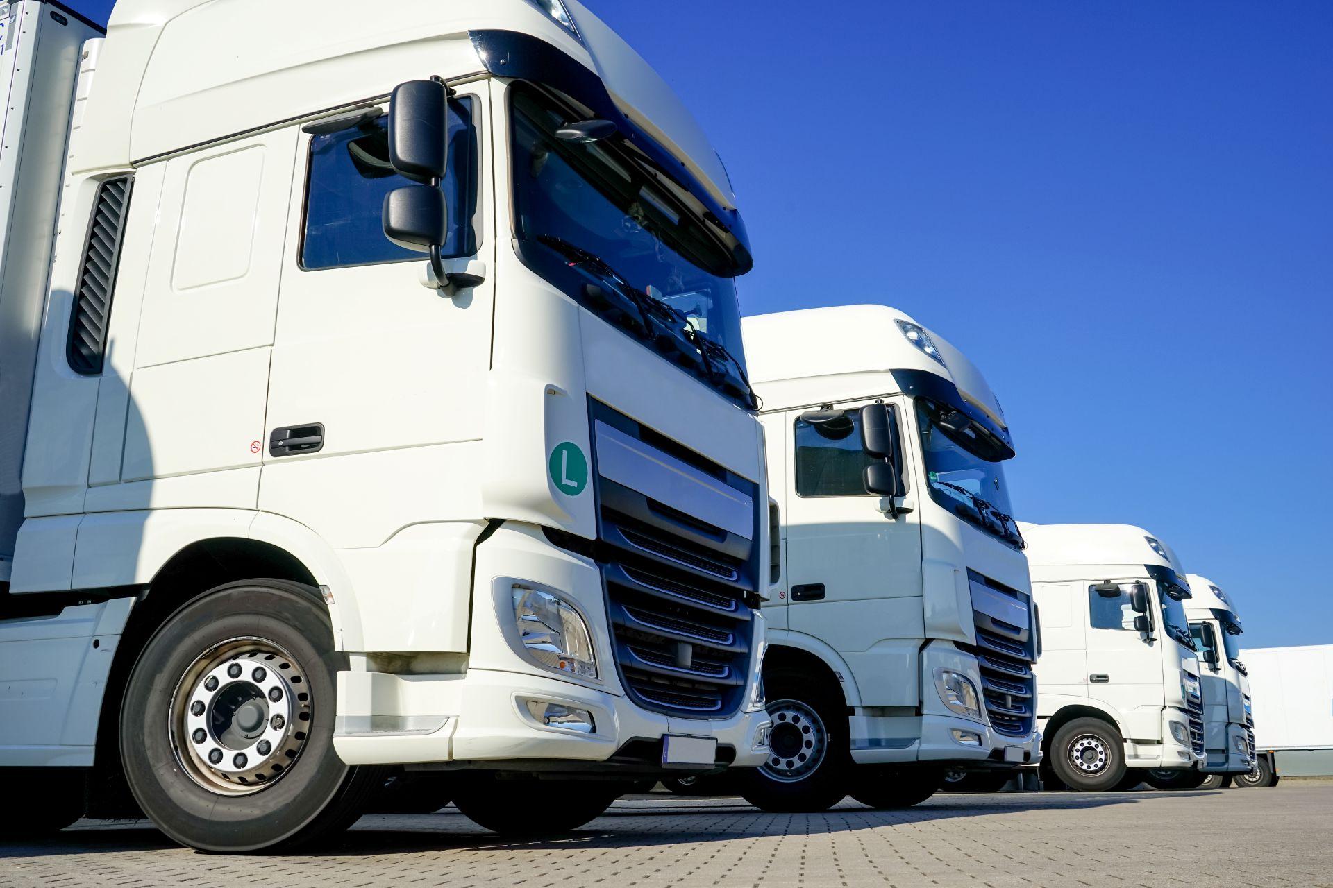 Mehrere moderne Lkw auf Betriebshof als Teil einer digital gesteuerten Flotte mit Telematiksystem