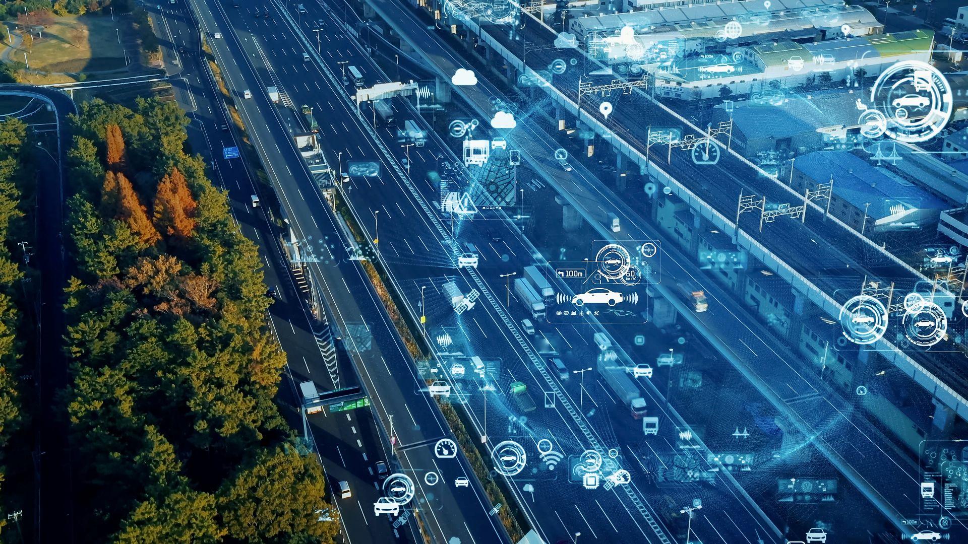 Vernetzte Autobahn mit digitalen Symbolen zur Darstellung von Lkw Telematik und Echtzeitdaten