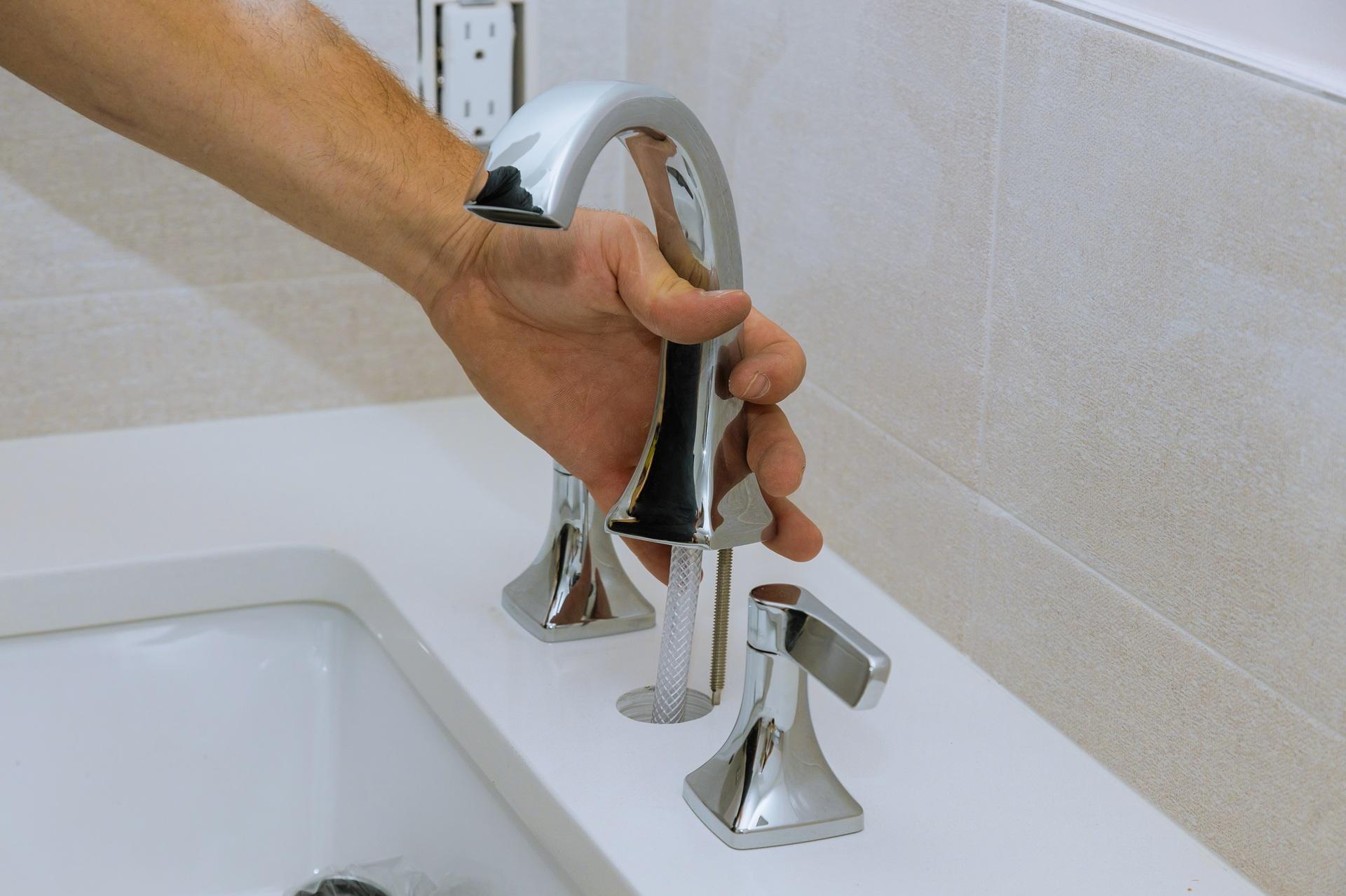 Hand montiert modernen Wasserhahn | Duschrückwand